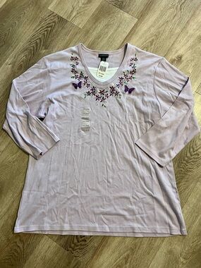 🖤3/$18🖤 Lavender V-Neck Embroidered Butterfly Top